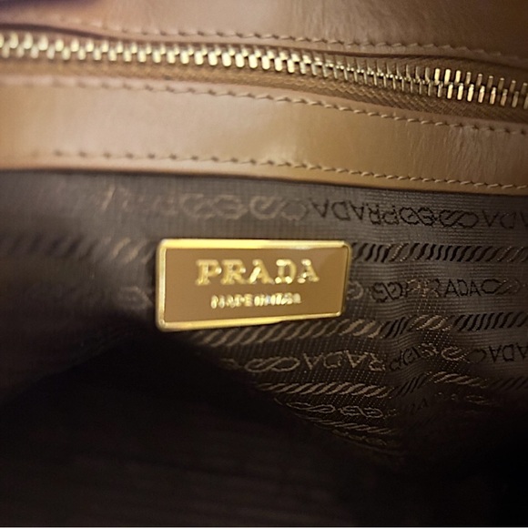 AUTHENTIC PRADA PALTRO NV NAPPA ANTIQUE GLOSSY CAMEO LEATHER TOTE-ONLINE COMPS - Picture 3 of 9